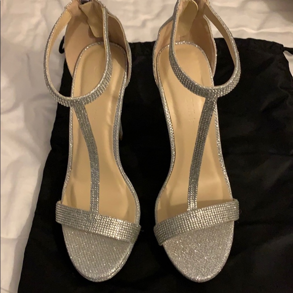 Stand out in a crowd w/these beautiful shoes! 💎